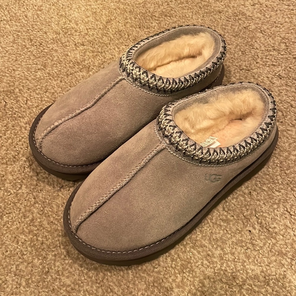 Grey pattern lined short Uggs, size 5